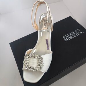 Badgley Mischka Women's White Satin weeding heals